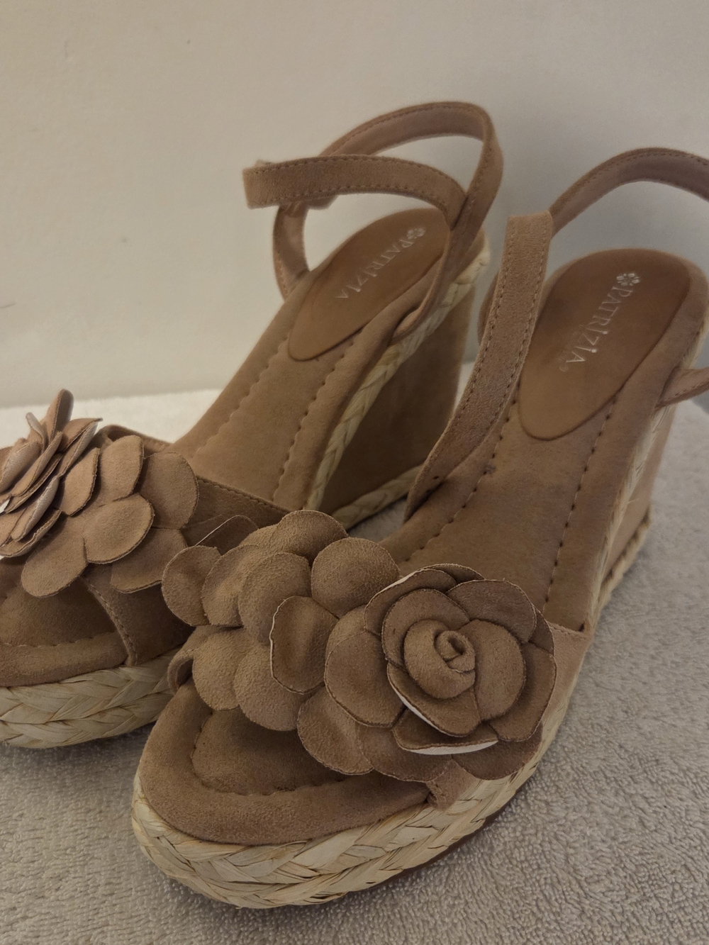 Wedge Sandals with Floral Detail - Tan